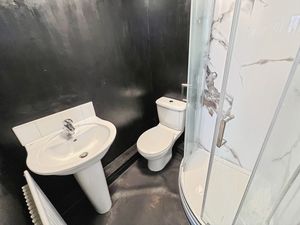 Shower room- click for photo gallery